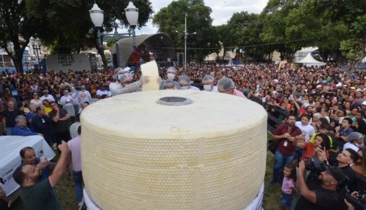 Cidade mineira bate recorde de maior queijo do mundo