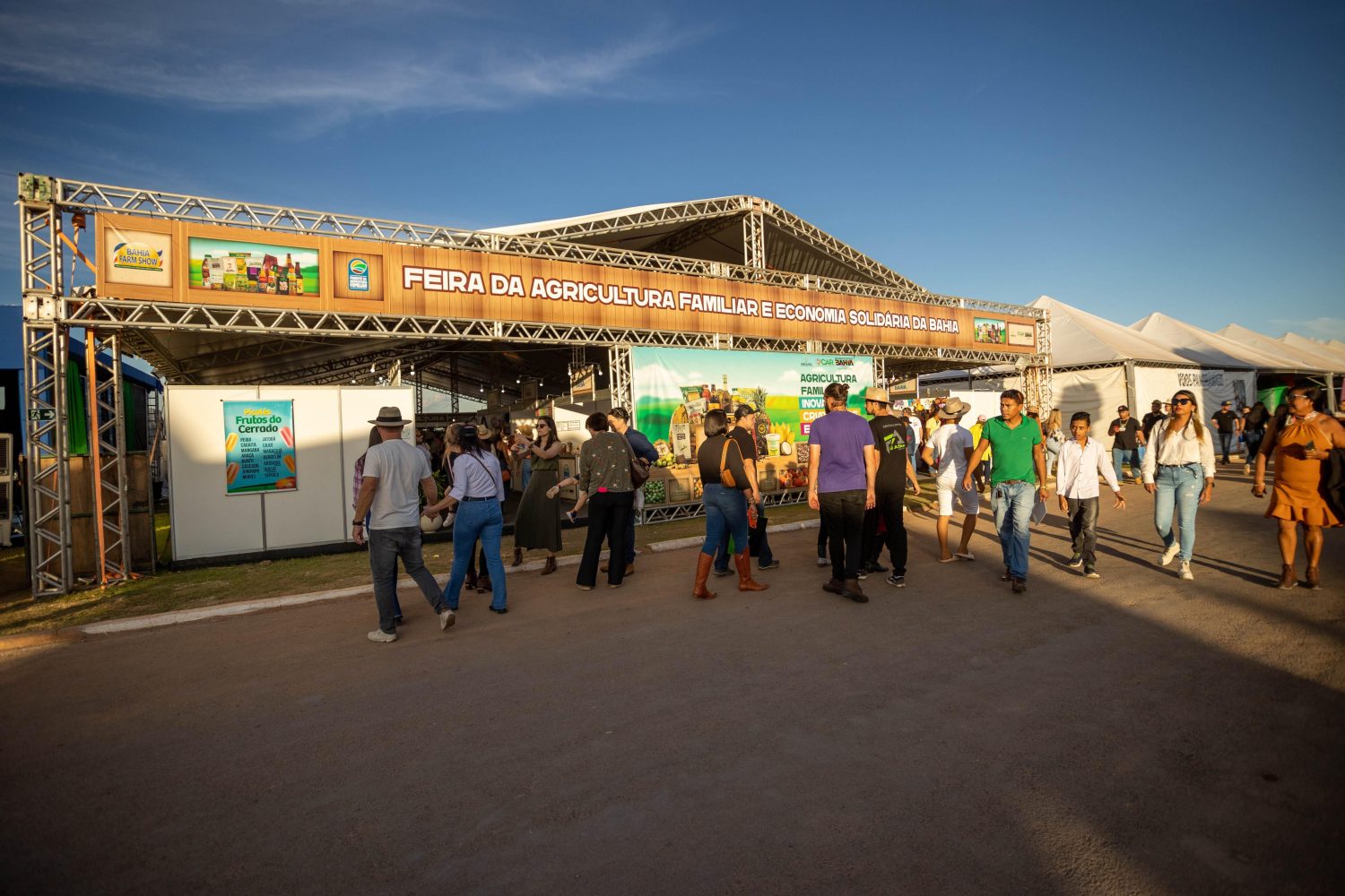 A Bahia Farm Show foi oficialmente inaugurada nesta segunda-feira (10), marcando o início de uma das maiores feiras agrícolas do Brasil, especialmente destacada no Norte-Nordeste. 