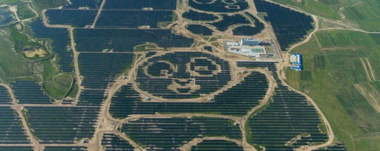 China cria maior fazenda solar do mundo; Vídeo