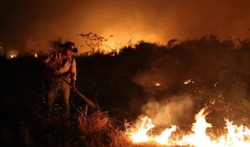 Incêndios florestais se alastram no sudeste da Austrália, autoridades alertam sobre condições "catastróficas"