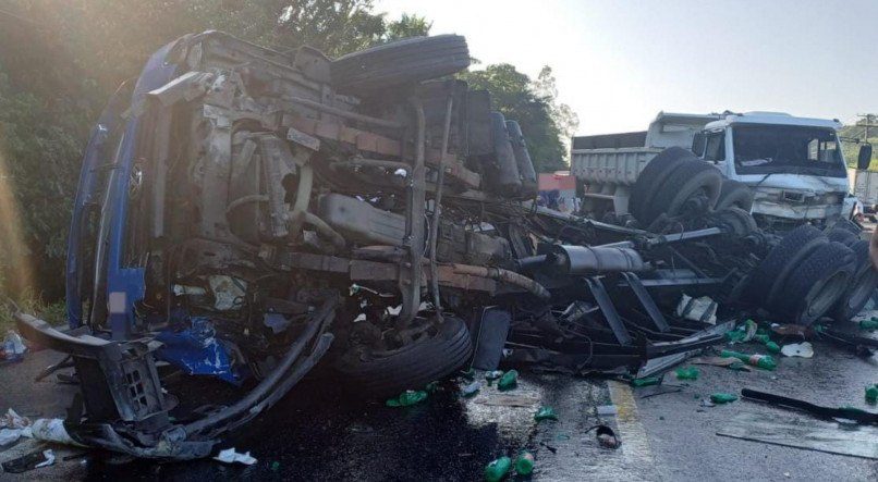Caminhão desvia de bois na BR-232, tomba e causa colisão múltipla com feridos no Grande Recife
