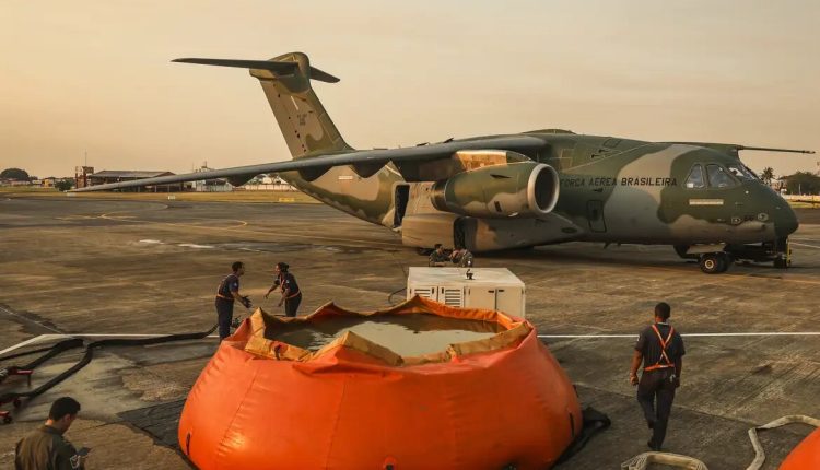 FAB lança 336 mil litros de água para combater incêndios no Pantanal