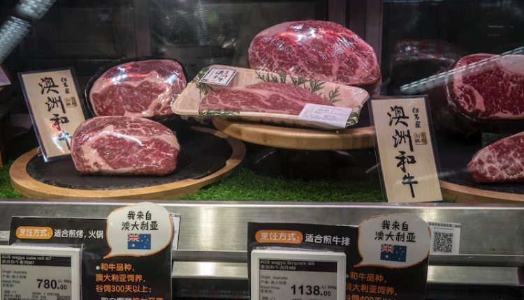 Aposta de Pequim em carne bovina derruba preços e deixa produtores no prejuízo |Pacotes de carne australiana em mercado na China(Bloomberg/Qilai Shen)