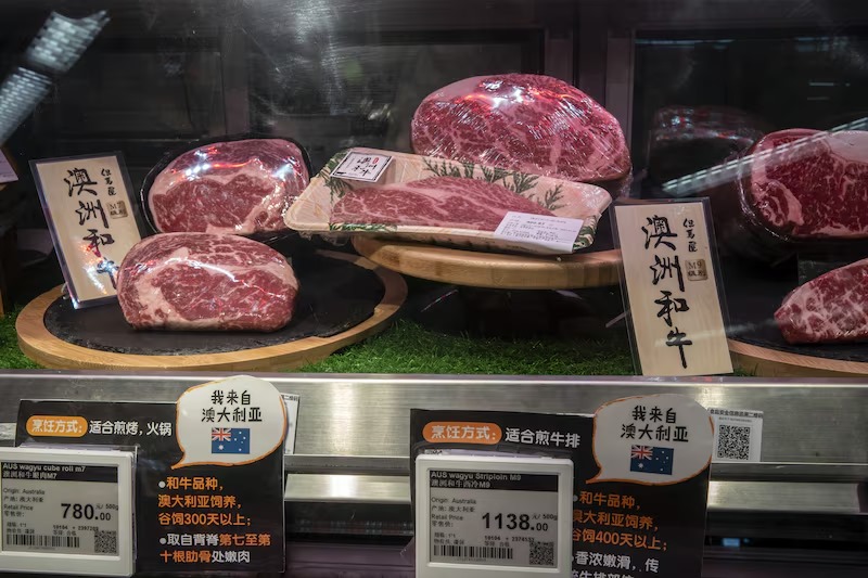 Aposta de Pequim em carne bovina derruba preços e deixa produtores no prejuízo |Pacotes de carne australiana em mercado na China(Bloomberg/Qilai Shen)