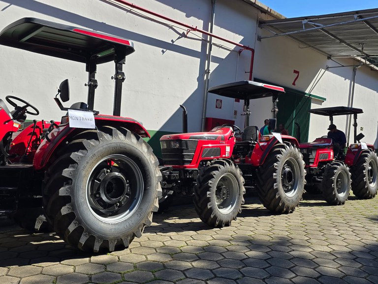 Mapa realiza entrega de máquinas agrícolas a municípios capixabas