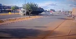 VÍDEO: Carro e moto escapam por pouco de colisão com carreta transportando bois