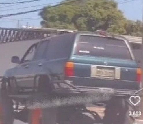 Hilux turbinada com pneus de trator agrícola chama a atenção na Miguel Sutil; veja o vídeo