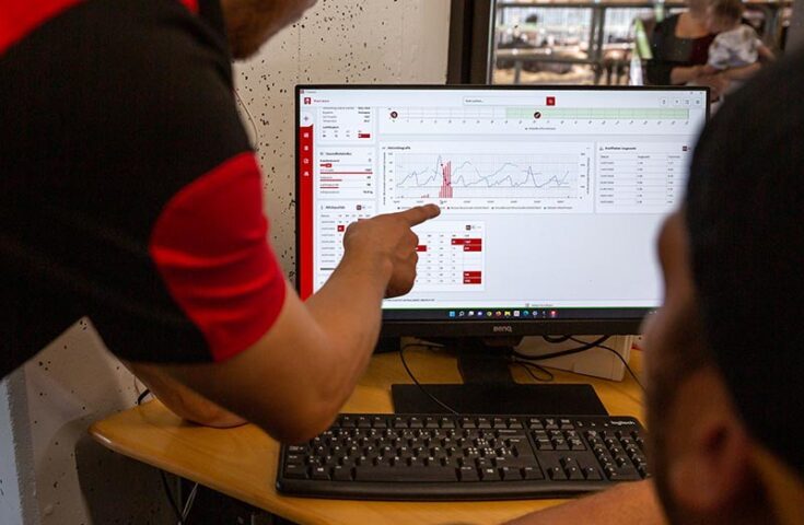 Robô de ordenha utiliza inteligência artificial para coletar e analisar dados que auxiliam na prevenção de doenças