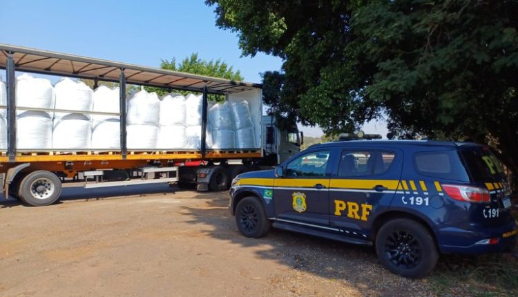 PRF flagra carreta transportando mais de 14 toneladas de café sem amarração em Ibiporã (PR)