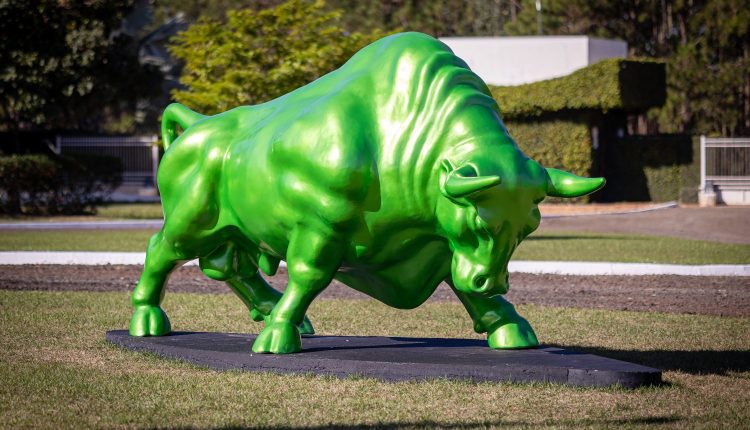 Central recebe escultura do criador do Touro de Ouro da Bolsa de Valores Brasileira -Bruno Grubisich