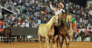 Filipe Masetti Leite (Cavaleiro das Américas) entra na arena da Festa do Peão de Barretos com seus cavalos Dude, Bruiser e Frenchie, após 803 dias no estradão, 23/08/2014. Calgary Stampede Rodeo - Festa do Peão de Barretos (Crédito: Divulgação)