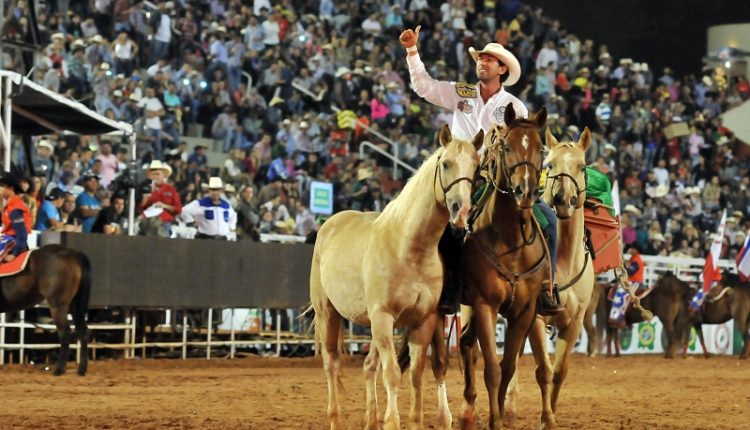 Filipe Masetti Leite (Cavaleiro das Américas) entra na arena da Festa do Peão de Barretos com seus cavalos Dude, Bruiser e Frenchie, após 803 dias no estradão, 23/08/2014. Calgary Stampede Rodeo - Festa do Peão de Barretos (Crédito: Divulgação)