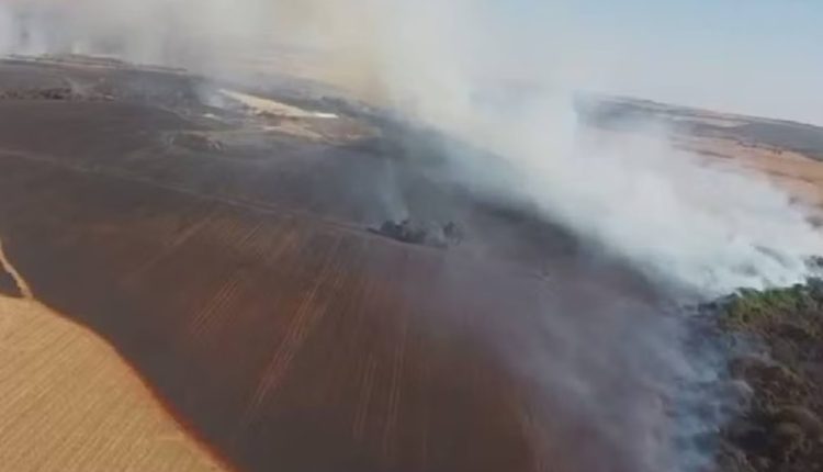 Fazendeiros se unem com aviões e caminhões para combater incêndio gigante