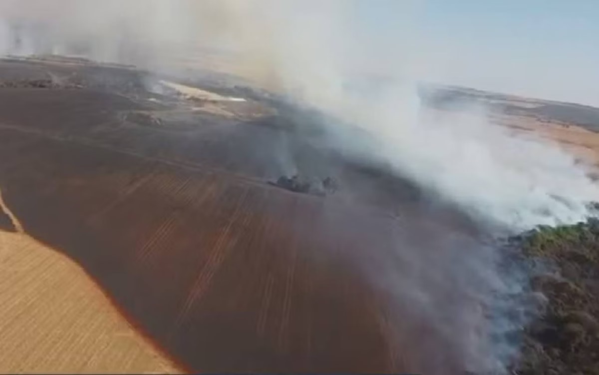 Fazendeiros se unem com aviões e caminhões para combater incêndio gigante