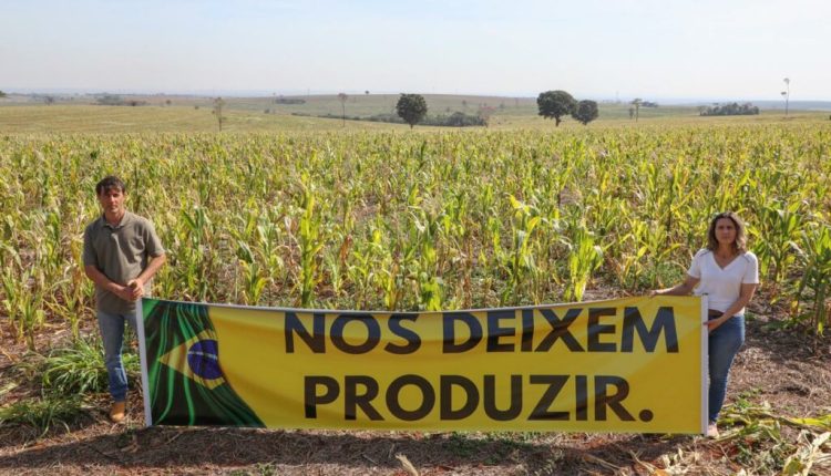 O proprietário rural Jean Ferreira e sua irmã Adelisa Rodolfo Ferreira Tiveron, na Fazenda Brilhante, em Terra Roxa, que está invadida por indígenas desde o dia 7 de julho