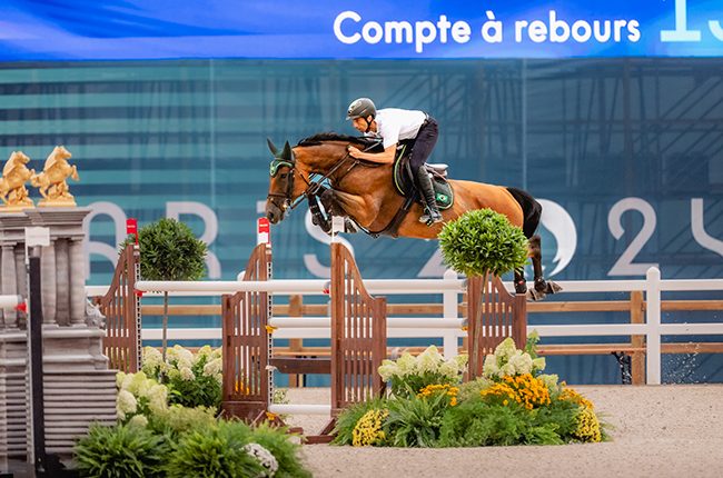 Yuri Mansur, que não largou na 1ª qualificativa por equipes, com Miss Blue: conjunto 100% brasileiro em Paris 2024