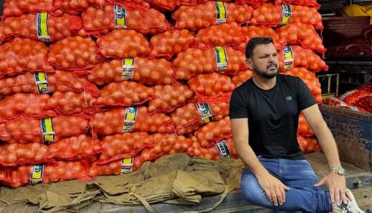 Xinxa o Rei da Cebola ostenta carros luxuosos iates e fotos com celebridades