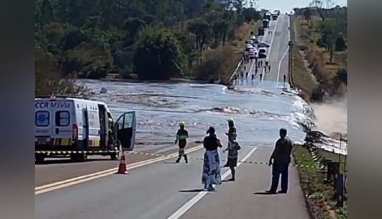 Barragem de condomínio rompe, invade residências e bloqueia rodovia no MS