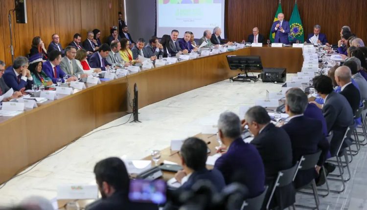 Lula orienta ministros a não criarem novos programas