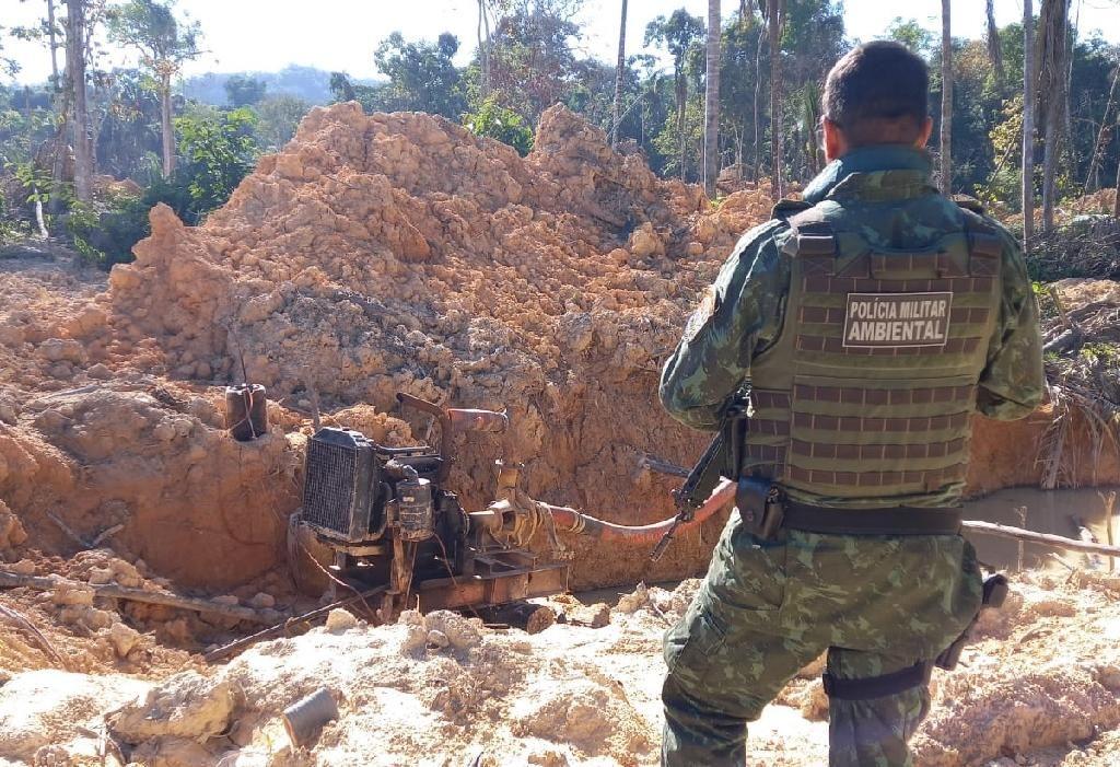 policia ambiental fazendo fiscalizacao - motor bomba drenando agua de buraco