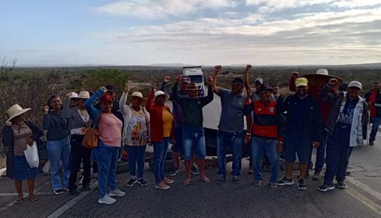 Produtores rurais protestam e desligam bombas da transposição do São Francisco