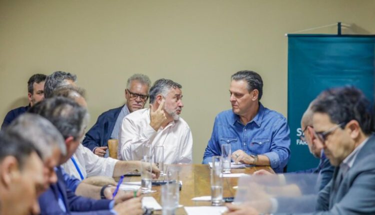 Fávaro apresenta balanço das medidas de apoio aos produtores gaúchos em Porto Alegre