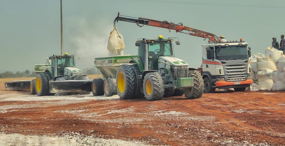 A aplicação de calcário no solo é uma técnica agrícola que visa corrigir a acidez do solo e melhorar a produtividade das culturas.