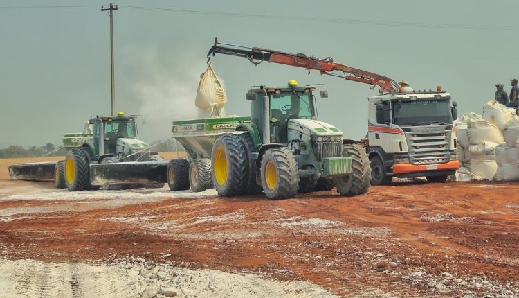 A aplicação de calcário no solo é uma técnica agrícola que visa corrigir a acidez do solo e melhorar a produtividade das culturas.