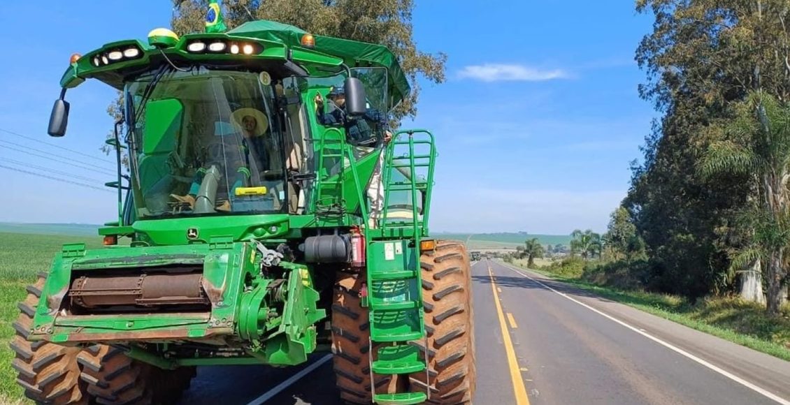 colheitadeira de soja em rodovia - policia rodoviaria federal