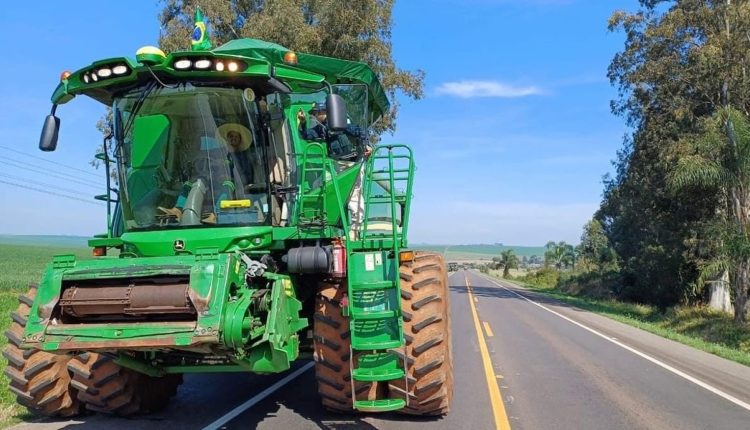 colheitadeira de soja em rodovia - policia rodoviaria federal