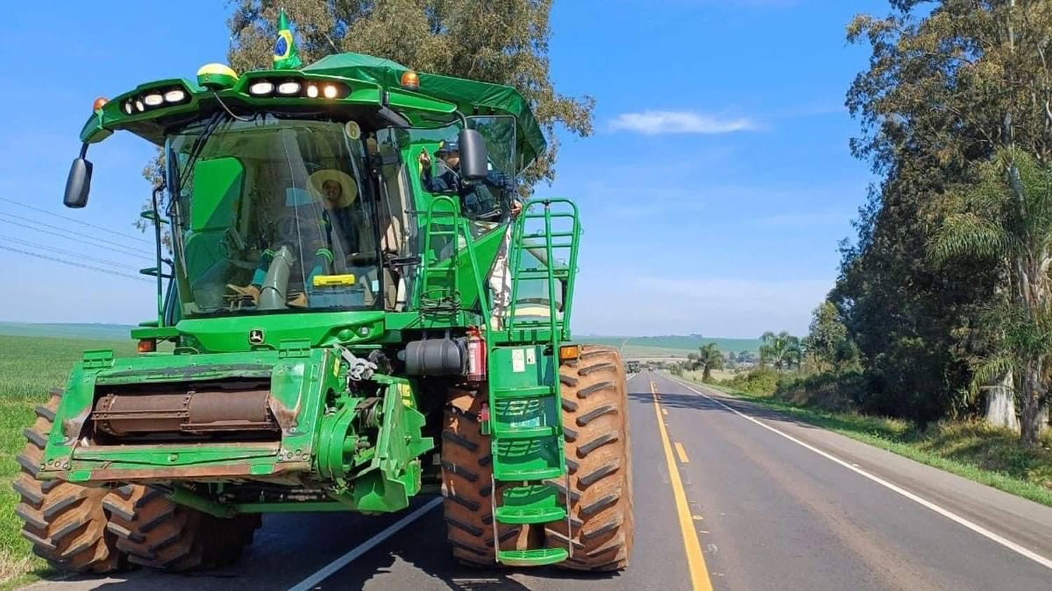 Colheitadeiras são apreendidas pela PRF por circularem em rodovia