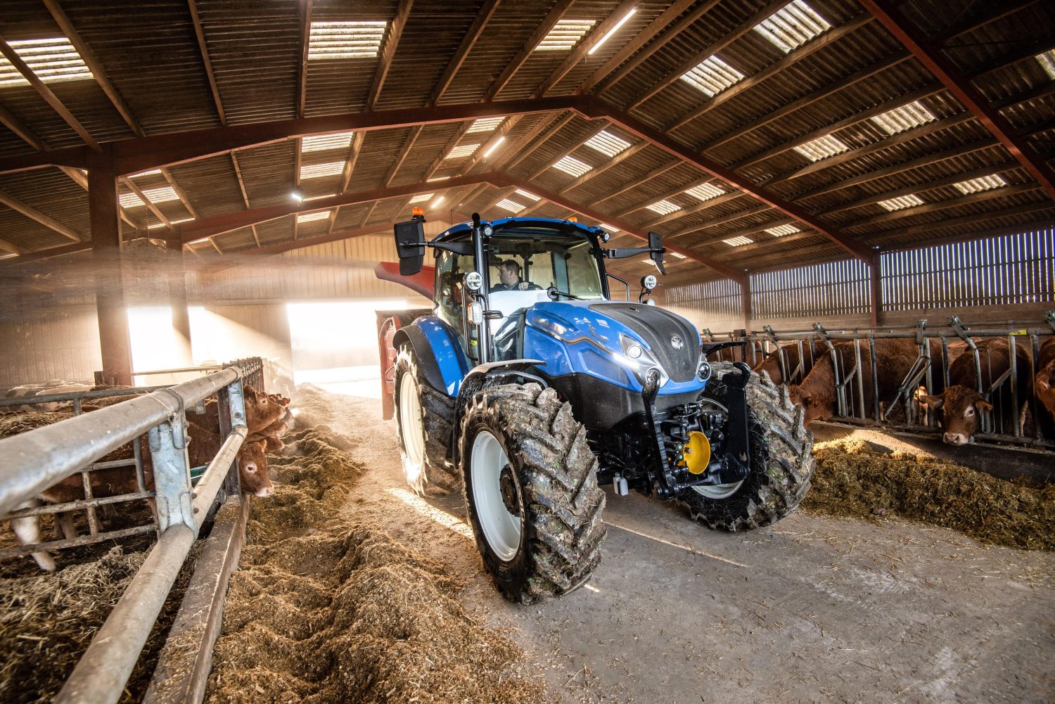 Estilo fresco no exterior, novas funcionalidades no interior: a próxima geração do trator New Holland T5 Dual Command