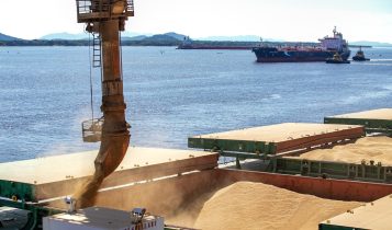 exportacoes de soja via porto - navio de soja sendo carregado - soja exportada