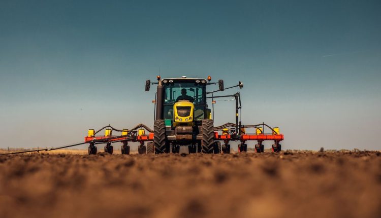 Vendas de máquinas agrícolas recuam quase 30% no ano