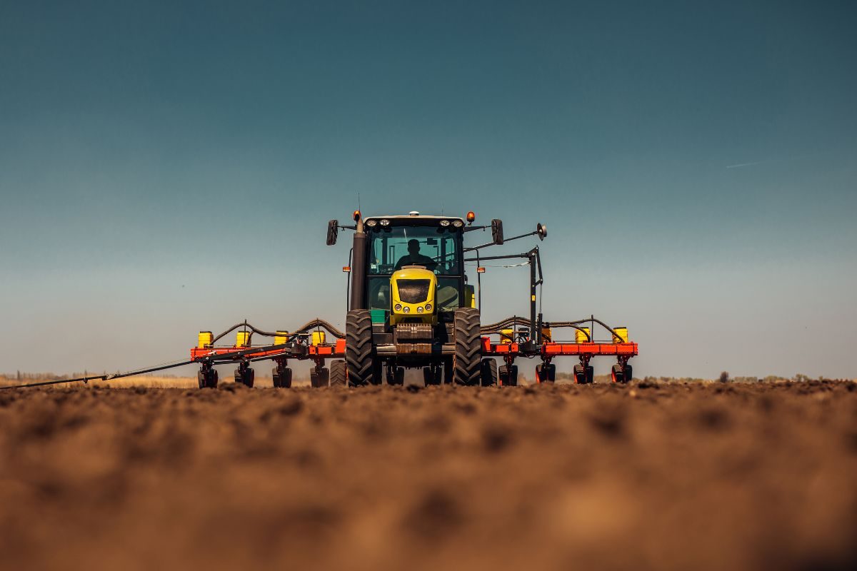 Vendas de máquinas agrícolas recuam quase 30% no ano