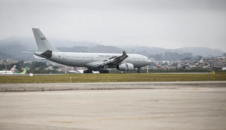 Avião com 221 brasileiros repatriados do Líbano chega em Guarulhos