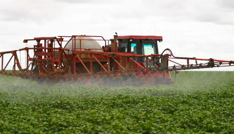 Fim de incentivos fiscais sobre agroquímicos pode aumentar em R$ 20,8 bi custo de produção, diz Mapa