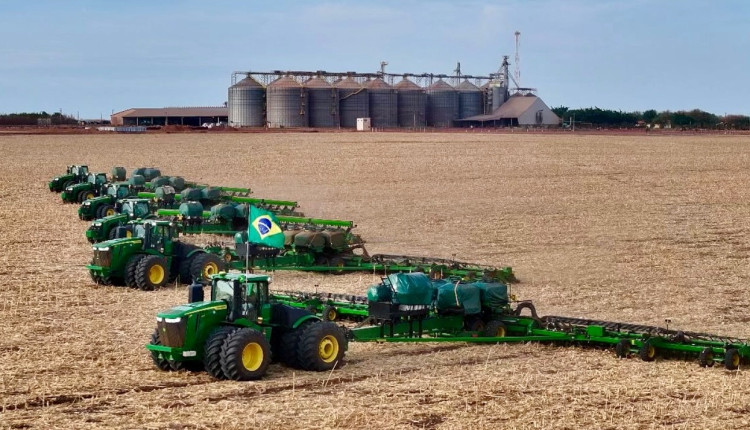 Maquinas agricolas plantando com a bandeira do brasil