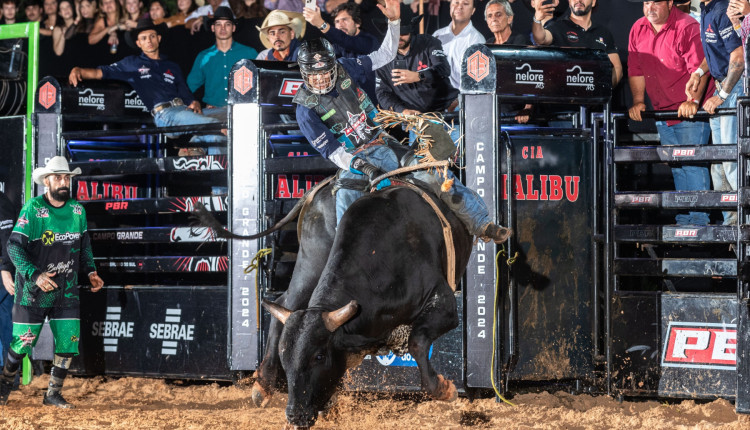 Montaria que garantiu a primeira vitoria de Gustavo Luiz na PBR a bordo do touro Promissor da Cia Paulo Emilio - Foto - Alberto Gonzaga