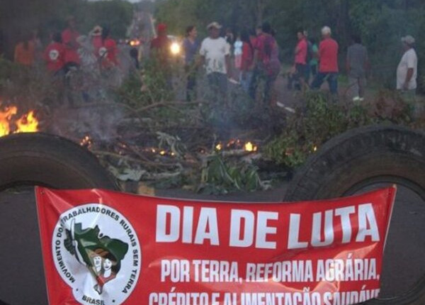 Rodovias em Mato Grosso do Sul são bloqueadas pelo MST com pneus e galhos