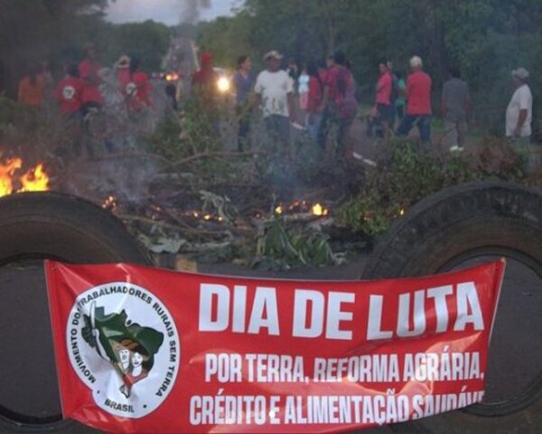 Rodovias em Mato Grosso do Sul são bloqueadas pelo MST com pneus e galhos