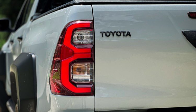 Nova geração da Toyota Hilux está em desenvolvimento e deve chegar em 2026