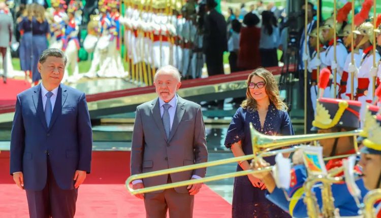 Xi Jinping é recebido por Lula no Palácio da Alvorada