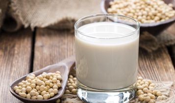 Os benefícios da bebida de soja para a saúde de crianças e idosos