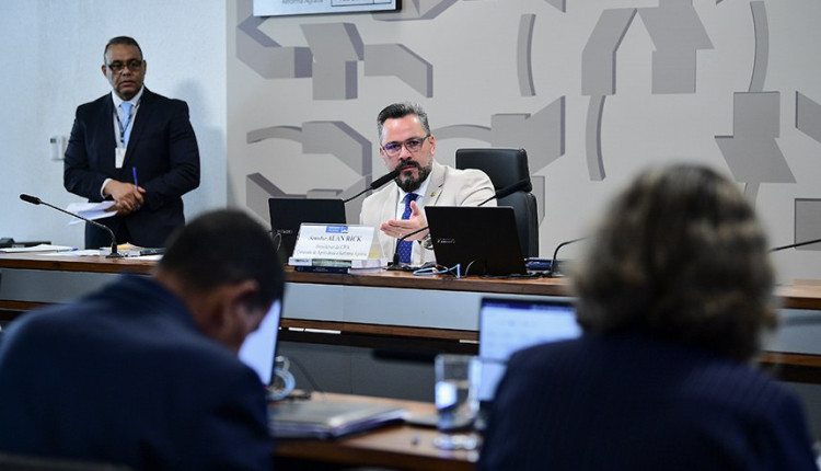 Senadores reagem a deputado francês que comparou carne do Brasil a lixo