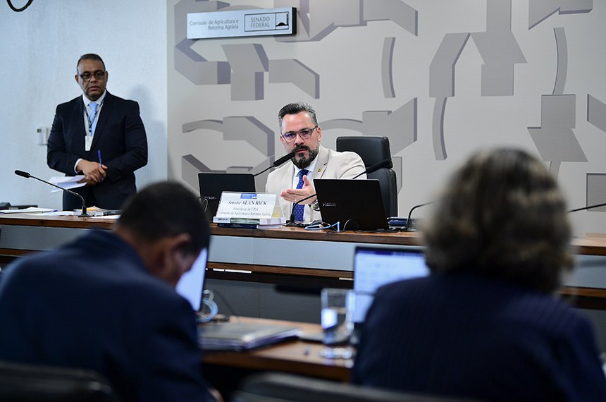 Senadores reagem a deputado francês que comparou carne do Brasil a lixo