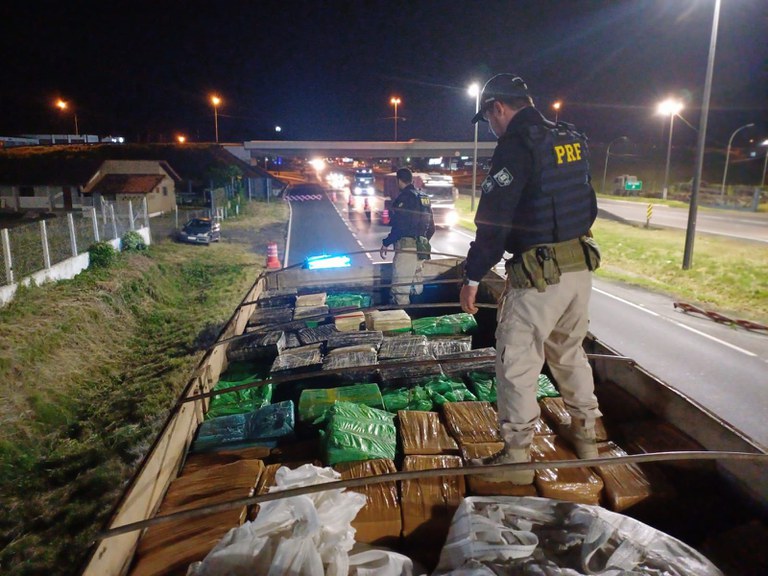 Cerca de 11 toneladas de maconha são apreendidas pela PRF em ração para gado