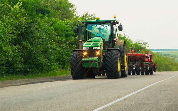 Trânsito de máquinas agrícolas em rodovias é regulamentado pelo Contran