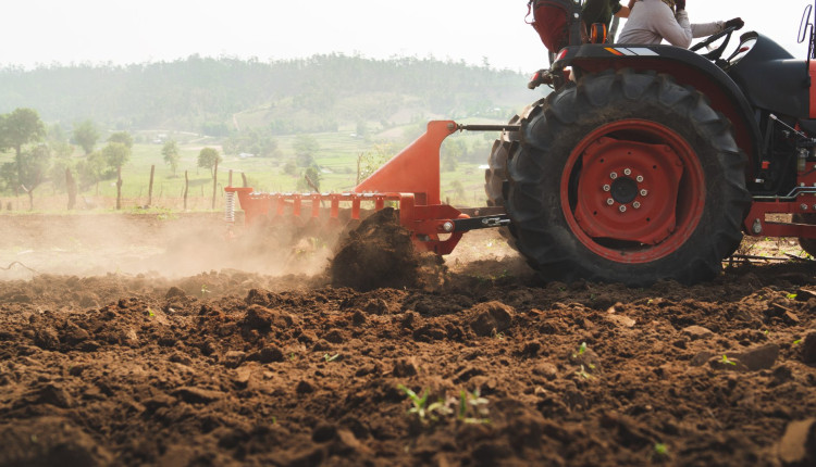 Setor de máquinas agrícolas projeta crescimento de 8% na receita e traz impacto positivo para fornecedores