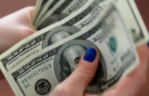 Dólar fecha a R$ 5,67 e atinge menor valor em cinco meses